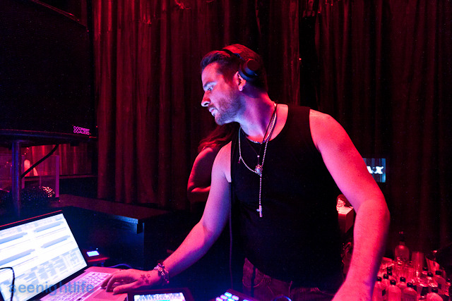 IMAGE: http://seenightlife.com/photos/10734/original_lucianoSNL-9352.jpg?1291930634