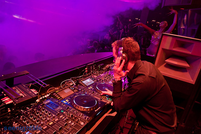 IMAGE: http://seenightlife.com/photos/10830/original_robbieSNL-0686.jpg?1295873362