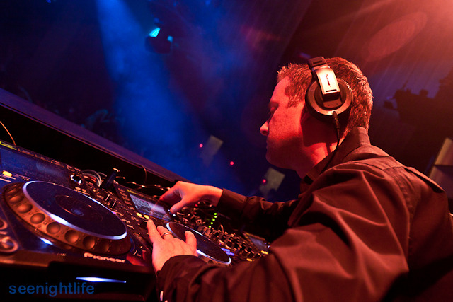 IMAGE: http://seenightlife.com/photos/10847/original_robbieSNL-0692.jpg?1295873376