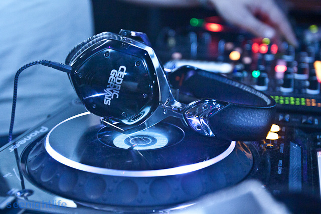 IMAGE: http://seenightlife.com/photos/10932/original_vanity-1661.jpg?1299706066