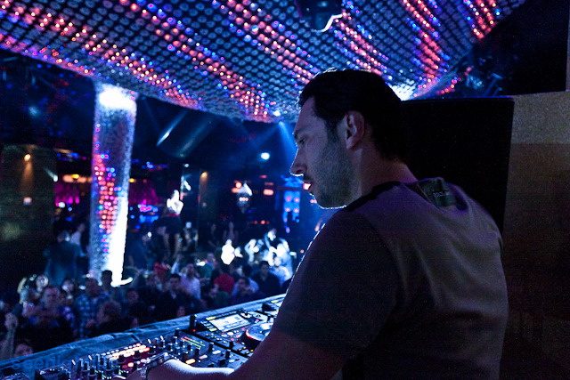 IMAGE: http://seenightlife.com/photos/10937/original_vanity-1633.jpg?1299706069