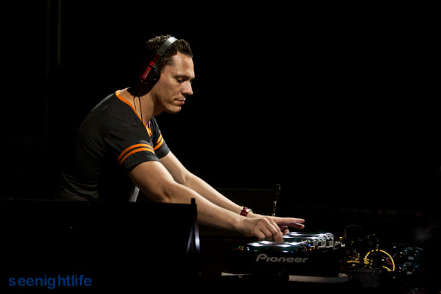 IMAGE: http://seenightlife.com/photos/10946/original_tijsspi-1971.jpg?1300582975