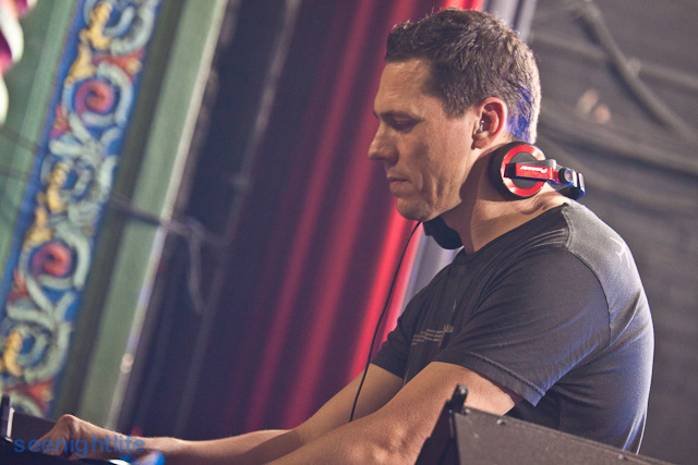 IMAGE: http://seenightlife.com/photos/10952/original_tijsmci-1867.jpg?1300582980