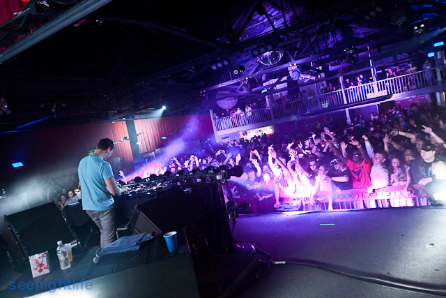 IMAGE: http://seenightlife.com/photos/11258/original_tys-3099.jpg?1301872017