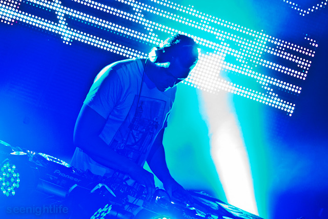 IMAGE: http://seenightlife.com/photos/11269/original_tys-3054.jpg?1301872025