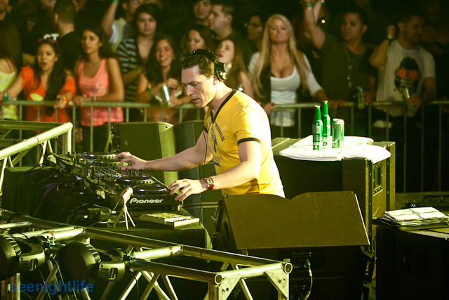 IMAGE: http://seenightlife.com/photos/11356/original_dca-3565.jpg?1302570762