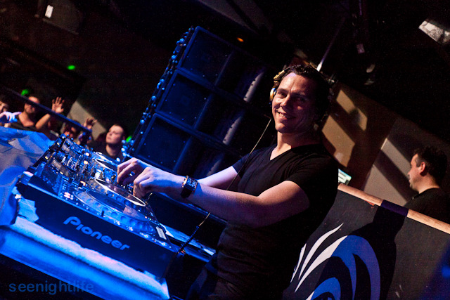 IMAGE: http://seenightlife.com/photos/11372/original_buf-3796.jpg?1302570773