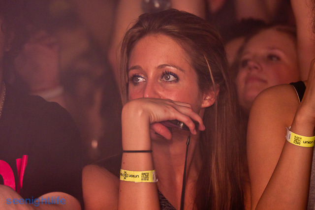 IMAGE: http://seenightlife.com/photos/11400/original_yyc-4019.jpg?1303167032