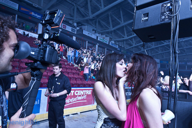 IMAGE: http://seenightlife.com/photos/11438/original_ylw-4363.jpg?1304447025