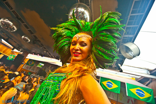 IMAGE: http://seenightlife.com/photos/16762/original_lazardi-4020.jpg?1329747114