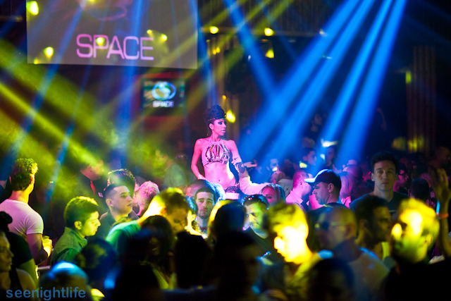 IMAGE: http://seenightlife.com/photos/18342/original_cadenzaferry-9992.jpg?1332505461