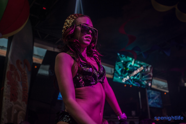 IMAGE: http://seenightlife.com/photos/23051/original_lostios2012-9270.jpg?1349719056