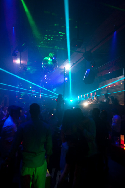 IMAGE: http://seenightlife.com/photos/3453/original_00-11.jpg?1247484600