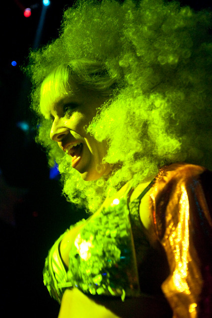 IMAGE: http://seenightlife.com/photos/3475/original_00-23.jpg?1247485327