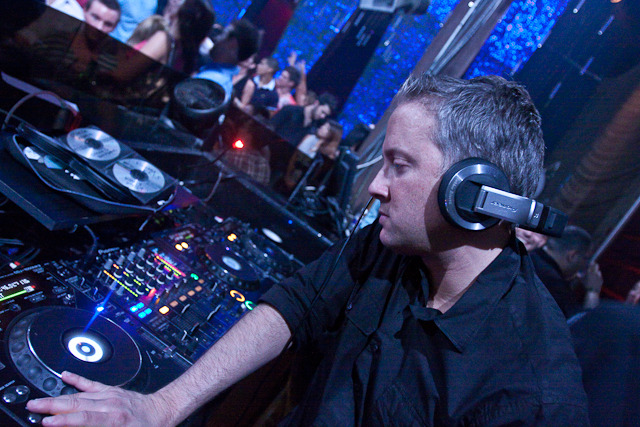 IMAGE: http://seenightlife.com/photos/9741/original_robbie-3816.jpg?1275317326