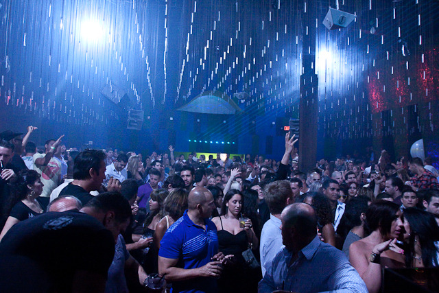 IMAGE: http://seenightlife.com/photos/9746/original_robbie-3592.jpg?1275317329